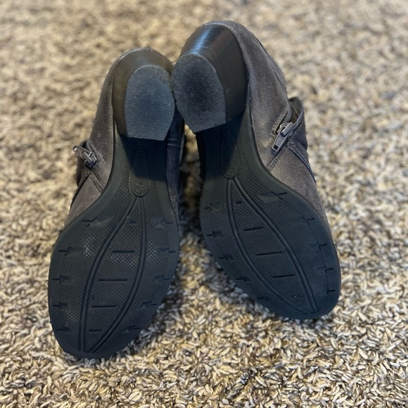 Womens BareTraps Rhapsody Cross Strap Ankle Boots, Mushroom - Picture 5 of 11